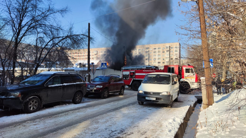 Густой черный дым от пожара в центре Алматы встревожил горожан